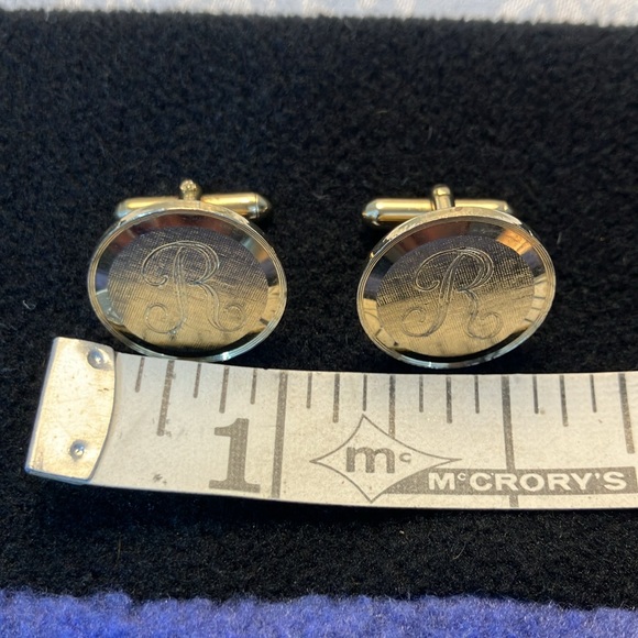 “R” engraved Gold colored Men's Cufflinks - Picture 5 of 10